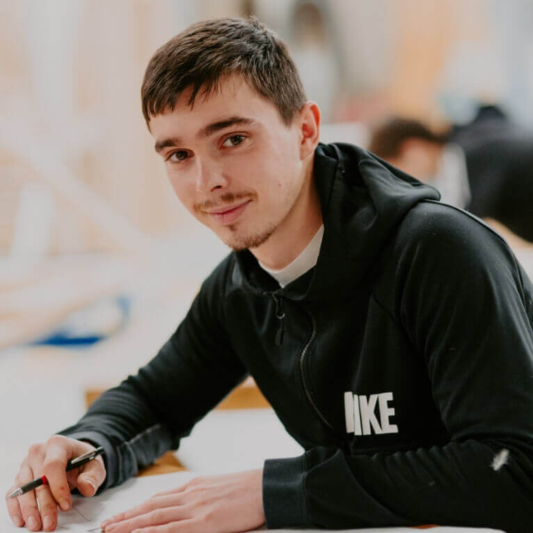 étudiant constructeur de batiments